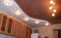 Бело-шоколадный двухуровневый потолок для кухни