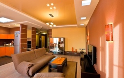 Двухуровневый персиковый потолок в гостиную