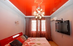 Красный двухуровневый потолок с точечными светильниками