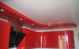 Красно-белый двухуровневый потолок для кухни