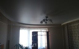 Двухуровневый светлый потолок в гостиную