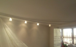 Белый матовый потолок для гостиной