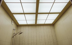 Белый натяжной потолок с подсветкой для ванной комнаты