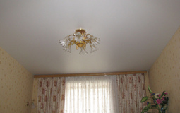 Белый сатиновый потолок для гостиной