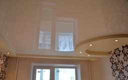 Белый глянцевый потолок для гостиной