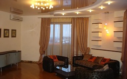 Двухуровневый потолок с дополнительным освещением в гостиную